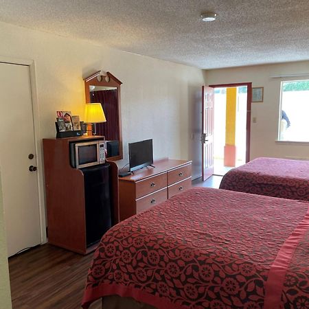 Days Inn & Suites By Wyndham Marshall Bagian luar foto