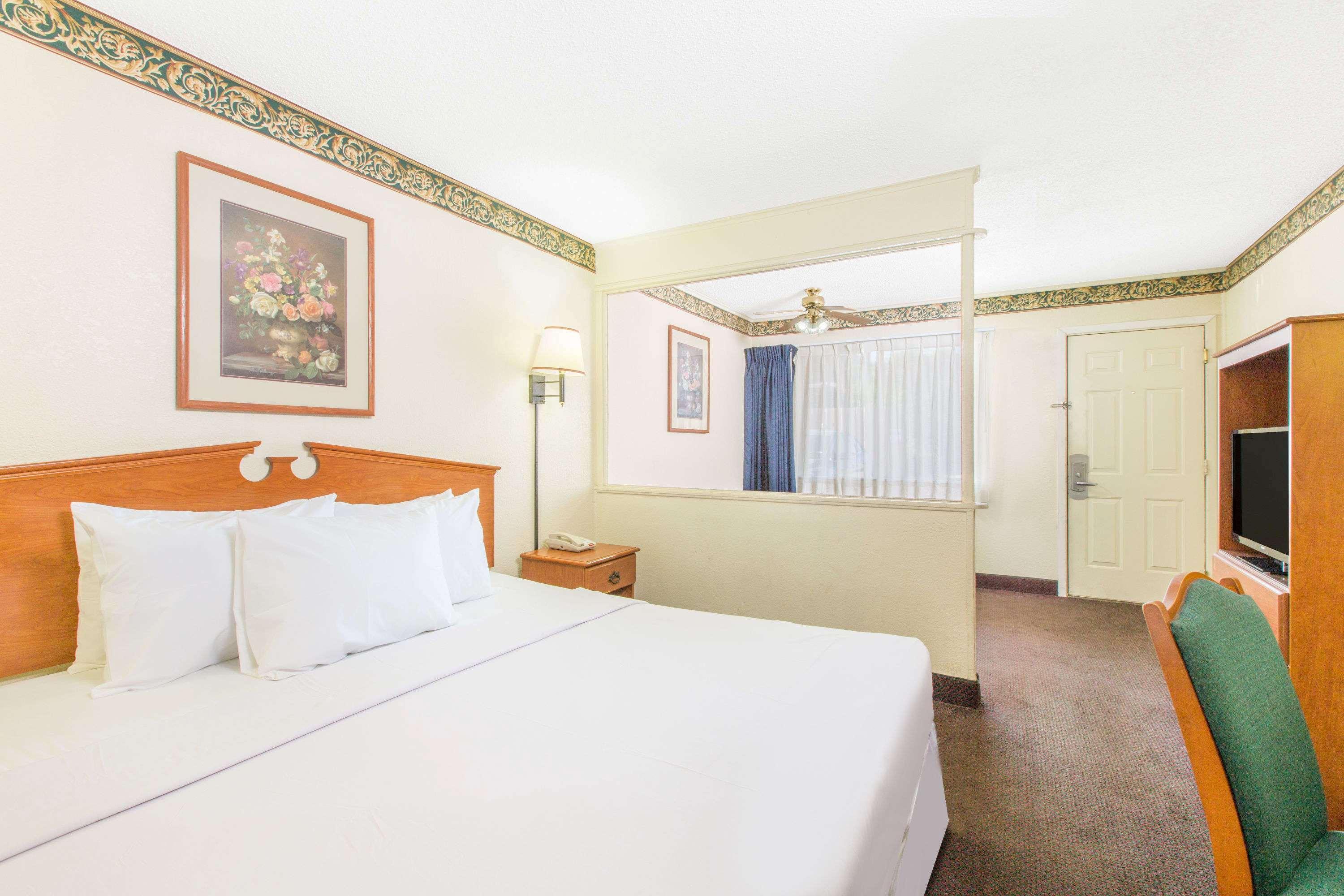 Days Inn & Suites By Wyndham Marshall Bagian luar foto