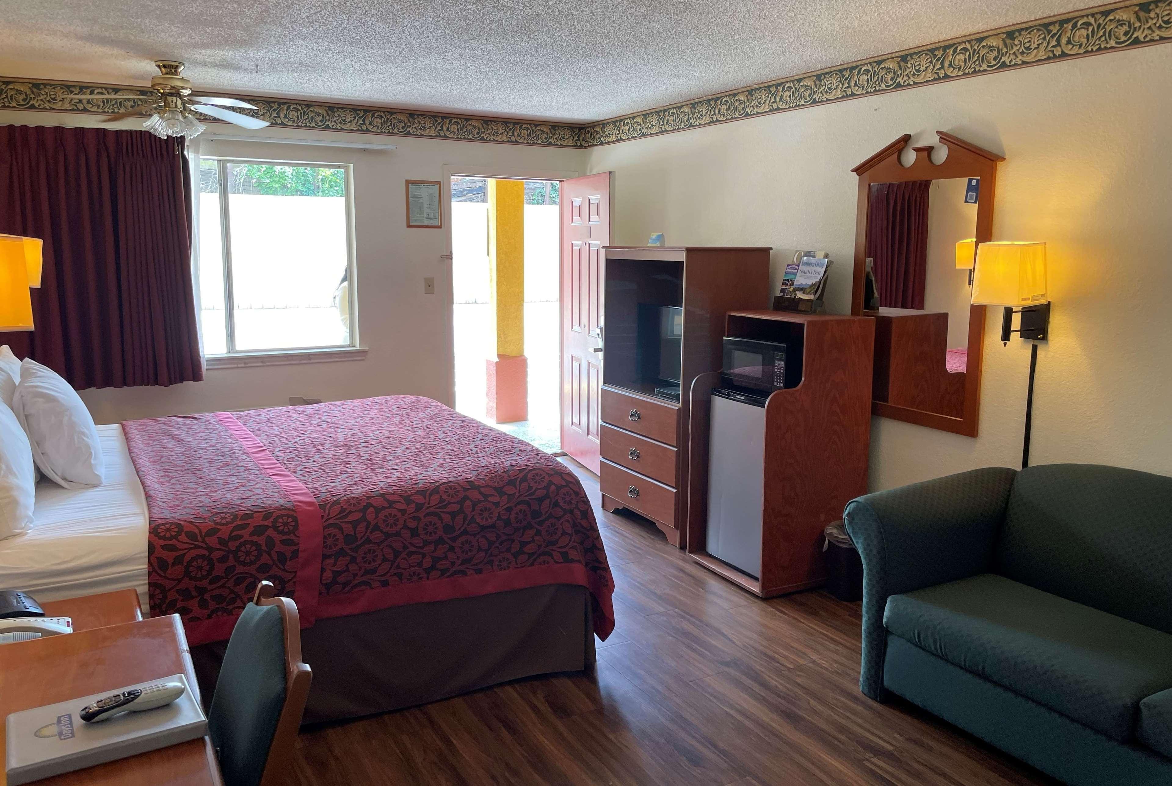 Days Inn & Suites By Wyndham Marshall Bagian luar foto