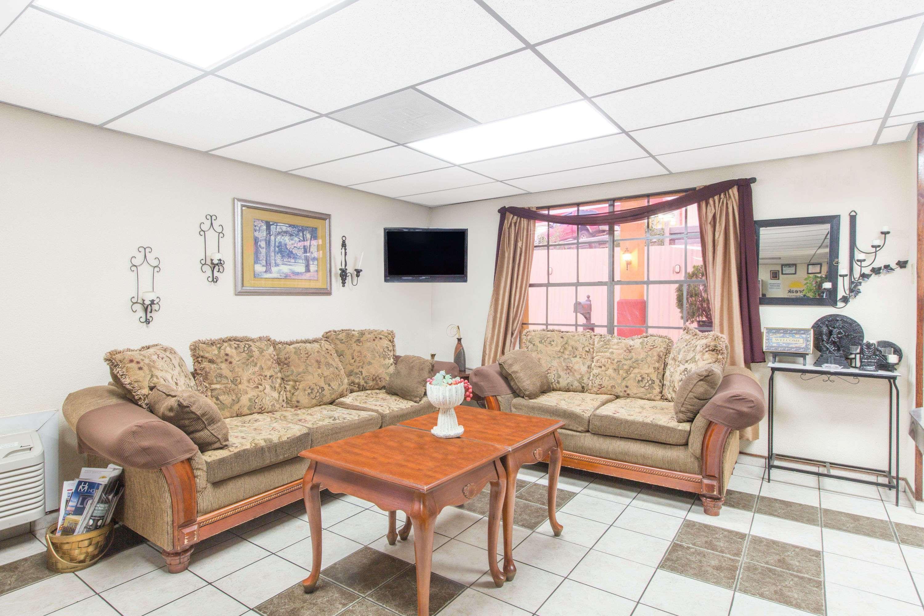 Days Inn & Suites By Wyndham Marshall Bagian luar foto