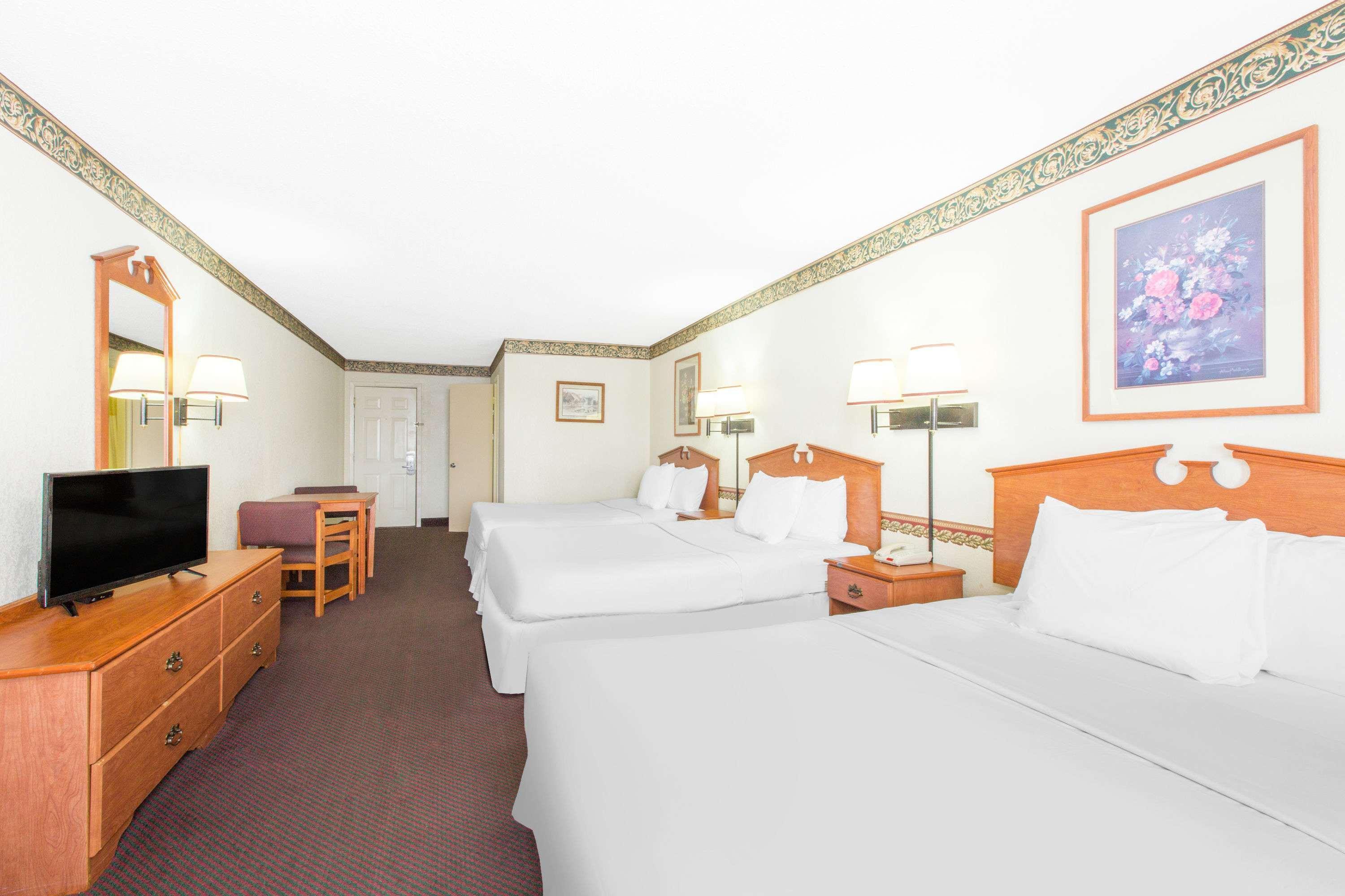 Days Inn & Suites By Wyndham Marshall Bagian luar foto