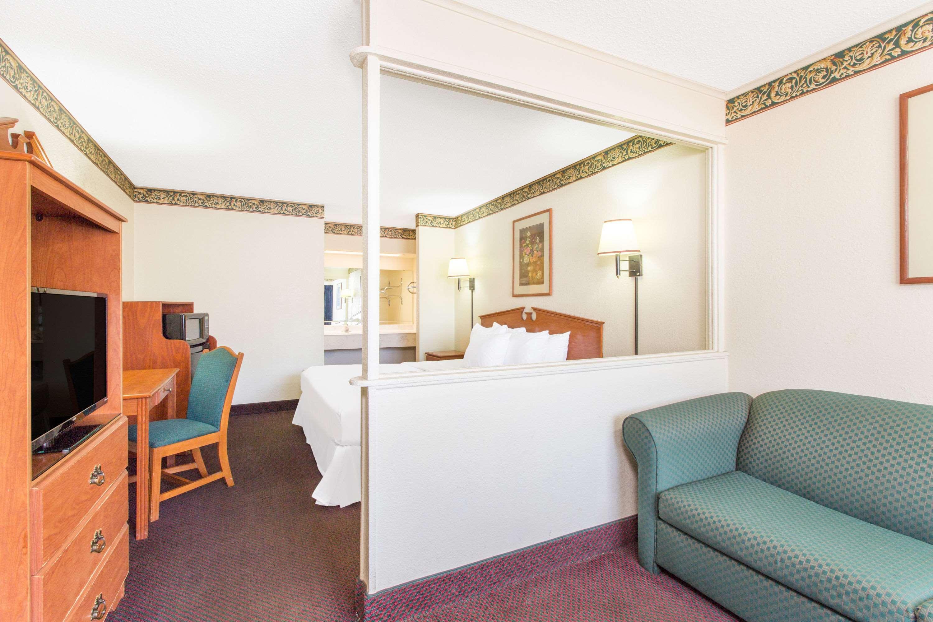 Days Inn & Suites By Wyndham Marshall Bagian luar foto