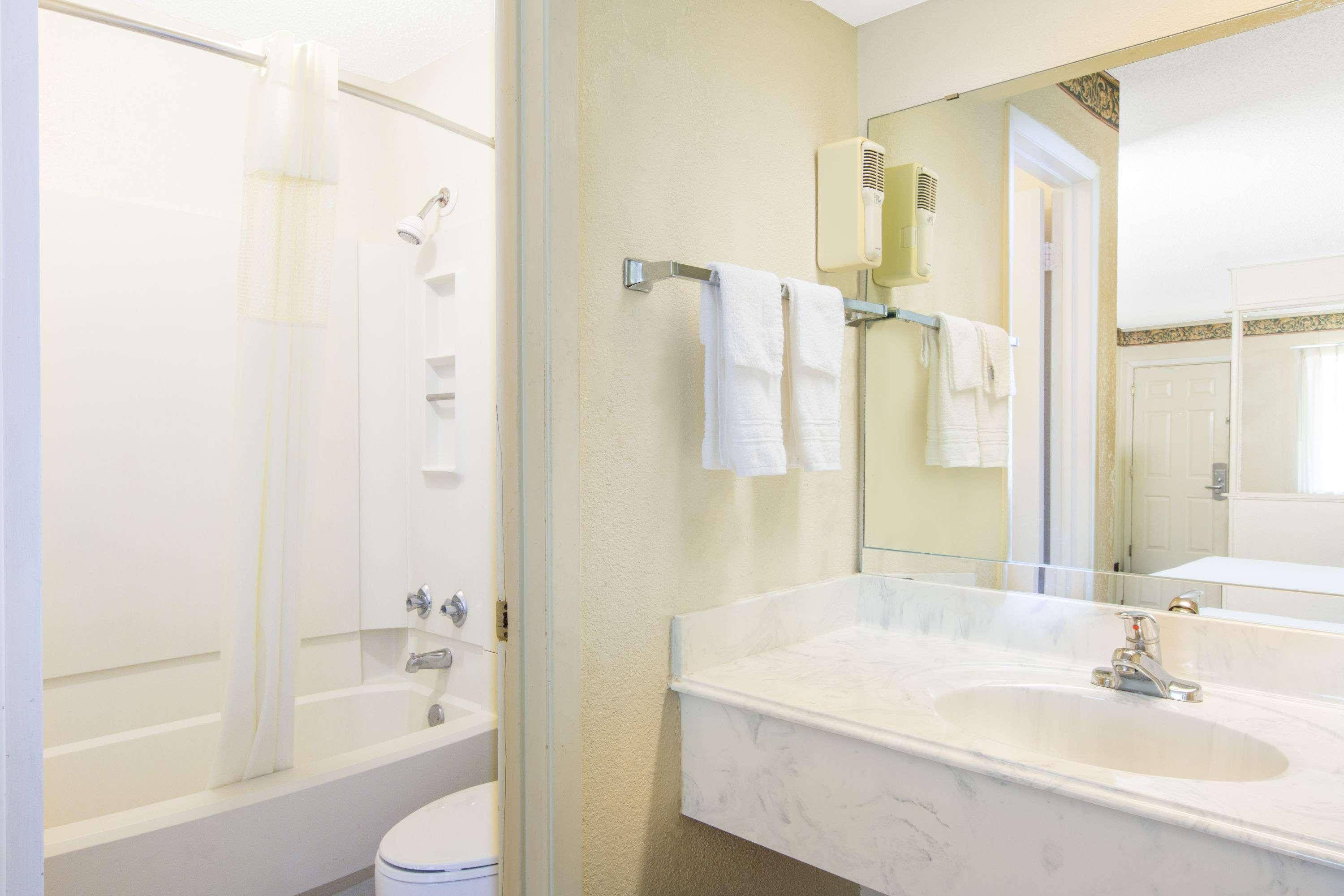 Days Inn & Suites By Wyndham Marshall Bagian luar foto