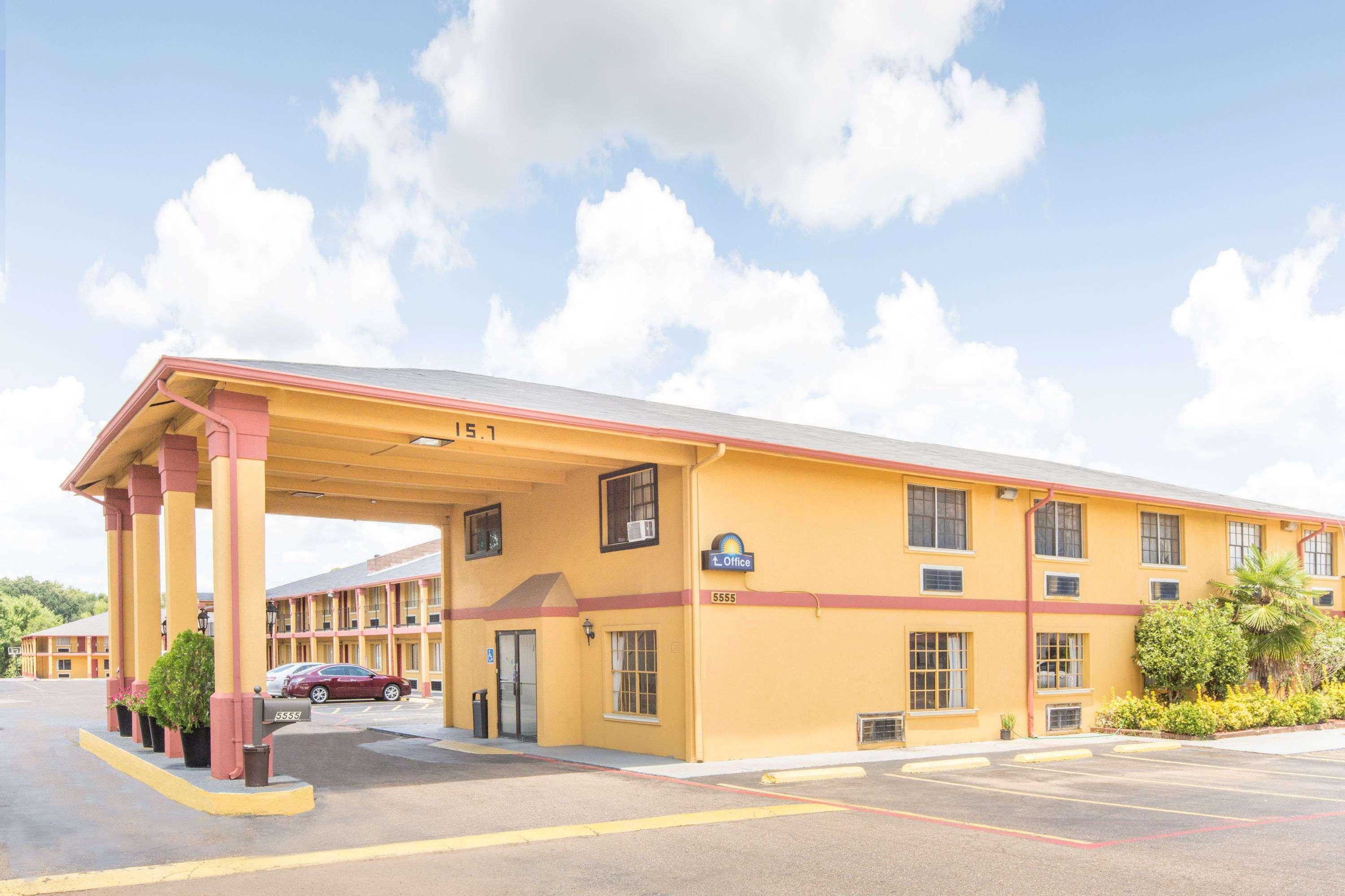 Days Inn & Suites By Wyndham Marshall Bagian luar foto