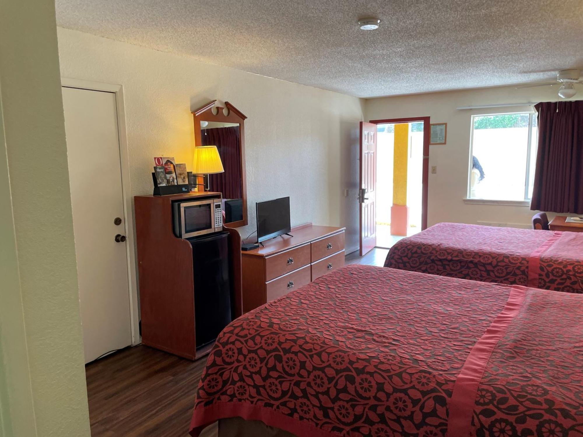 Days Inn & Suites By Wyndham Marshall Bagian luar foto