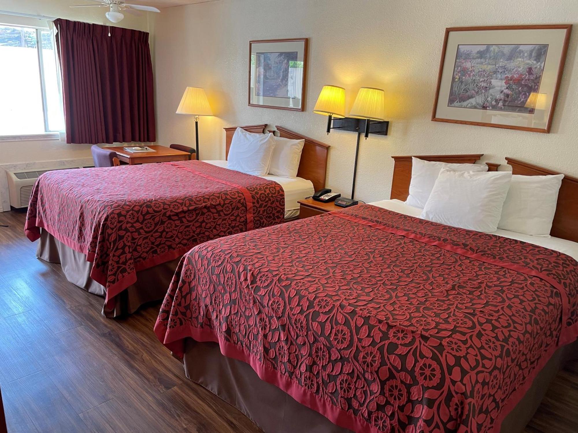 Days Inn & Suites By Wyndham Marshall Bagian luar foto