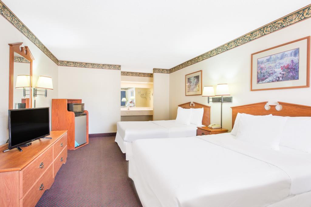 Days Inn & Suites By Wyndham Marshall Bagian luar foto